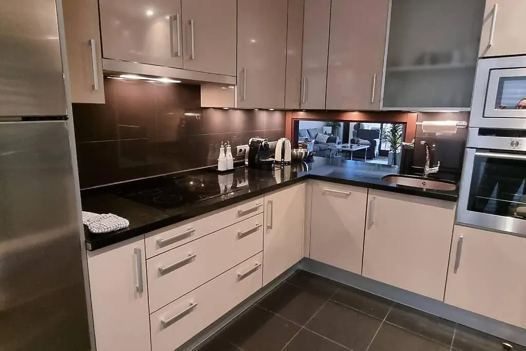 Apartamento Lujo En Primera Linea De Playa En Bahia De La Plata, Estepona 0*,  Spanyolország